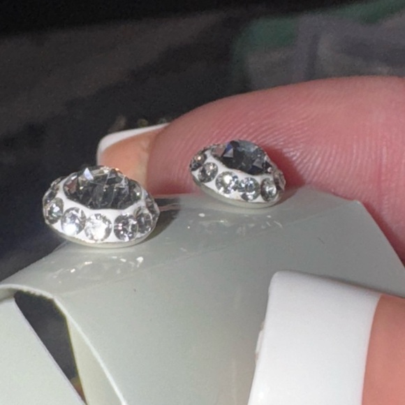 SILVER AND WHITE AUSTRALIAN CRYSTAL HALO STUD EARRINGS NEW IN BOX - Picture 4 of 12